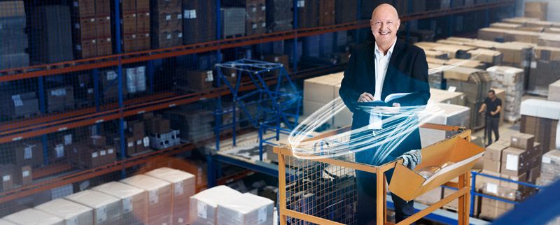 Exportorientierte Unternehmen: Auslandsgeschäfte ohne Risiko, Bild zeigt einen Mann mit Klemmbrett in der Logistik