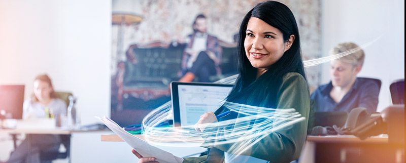 Start-up Finanzierung: Visionen statt Papierkram, Bild zeigt eine junge Frau in einem Büro am Laptop